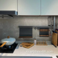 Комфортный минималистичный кухонный шкаф